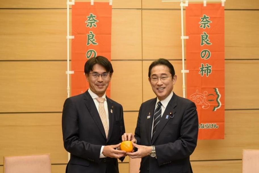 岸田内閣総理大臣に柿を手渡す山下知事