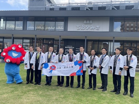 新幹線敦賀駅前で記念写真を撮影