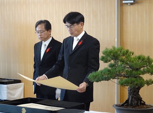 表賞状を読み上げる山下知事