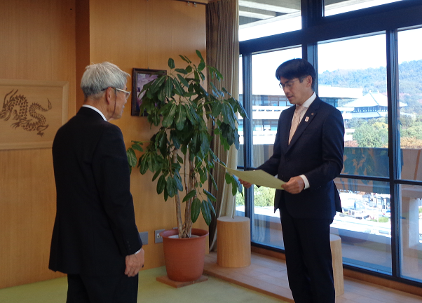 表彰状を手渡す山下知事
