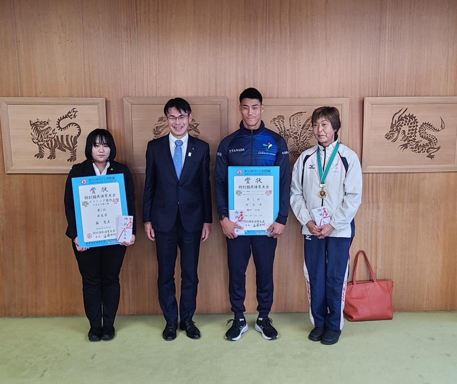 選手の皆さんと山下知事の記念写真1