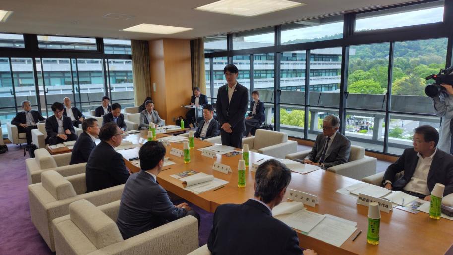 挨拶する山下知事