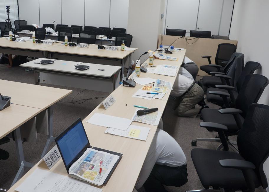 机の下に身を隠す山下知事たち