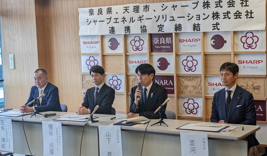 会見をする山下知事たち