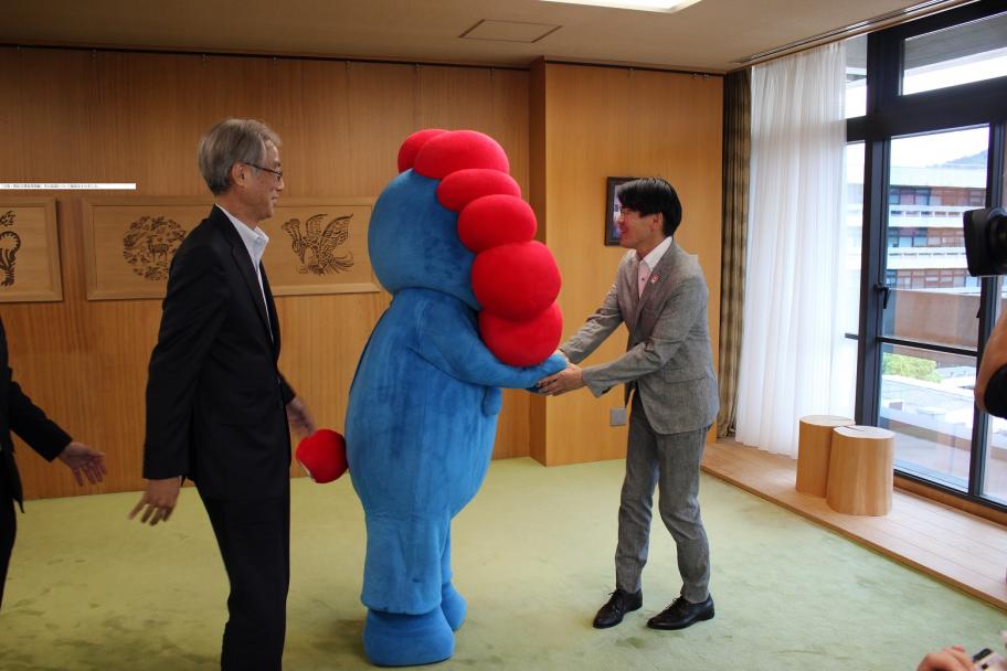 ミャクミャクと握手する山下知事