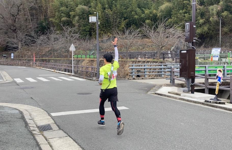 山下知事が走っている様子