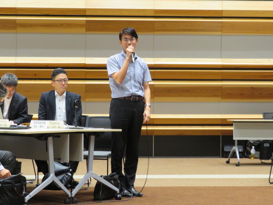 挨拶する山下知事