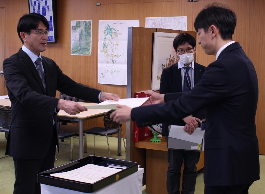 表彰状を渡す山下知事