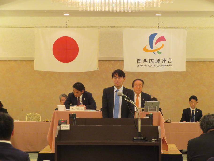 山下知事が登壇して発言している様子