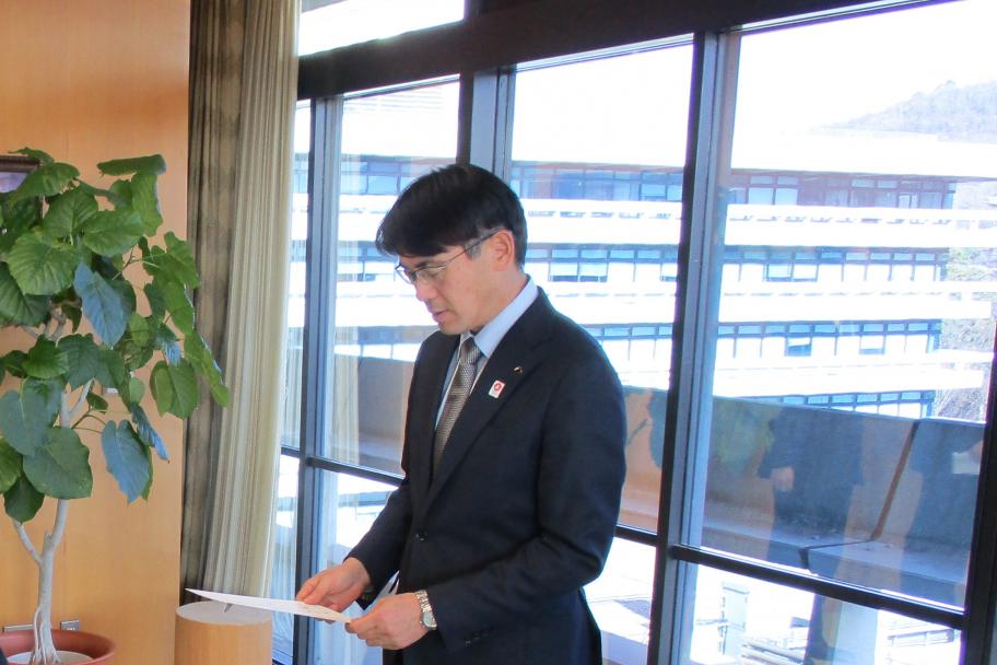 労働委員会委員に対して挨拶する山下知事