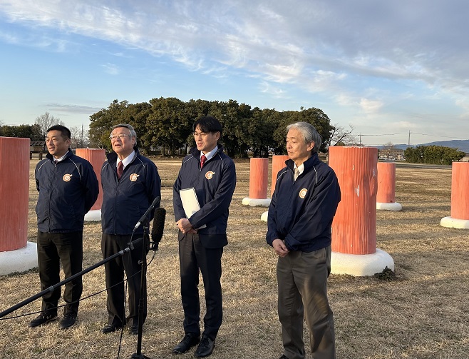 会見に臨む山下知事、亀田橿原市長、松井桜井市長、森川明日香村長