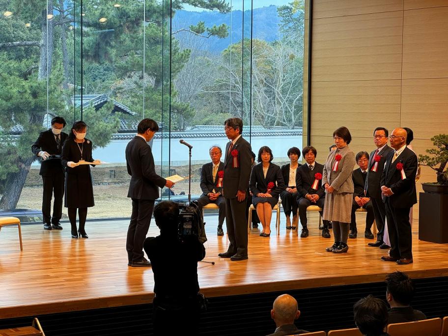 表彰状を贈呈する山下知事