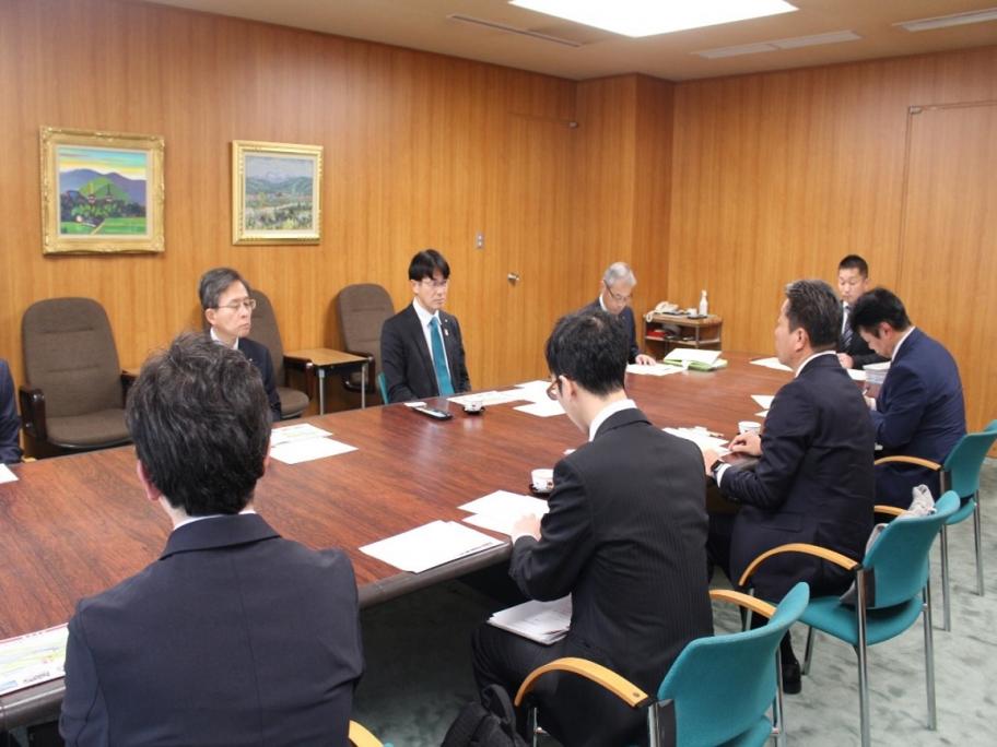 協議を行う山下知事と森田原本町長