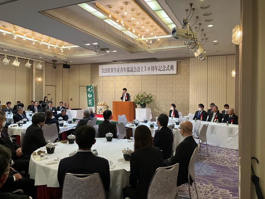 式典で祝辞を述べる山下知事