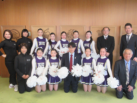 山下知事とみなさまの記念撮影