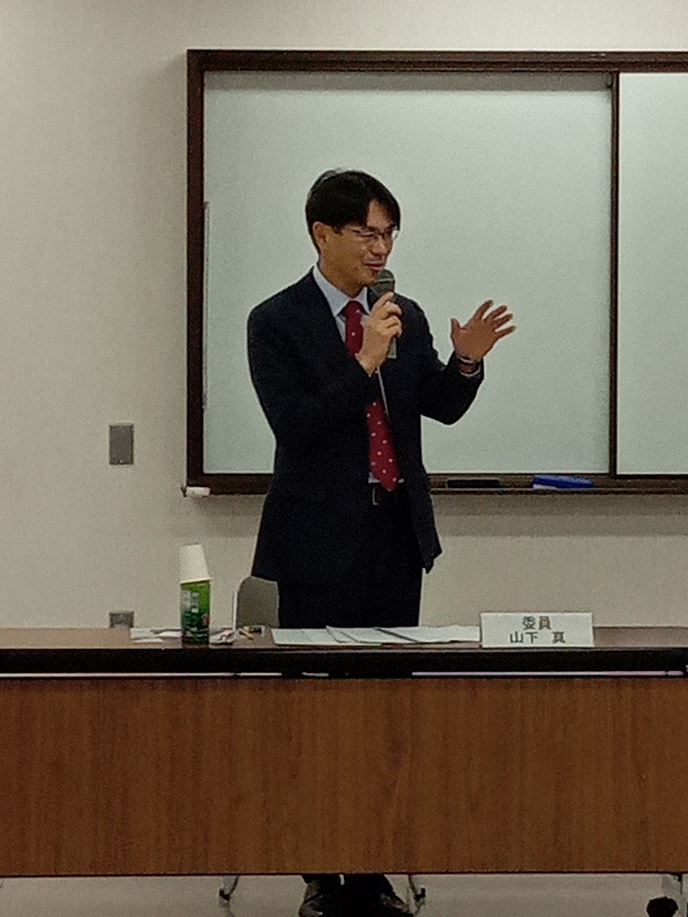 発言する山下知事