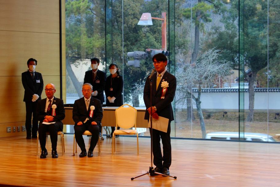 感謝を表明する山下知事