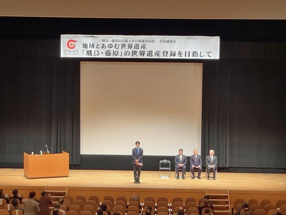 講演会で挨拶する山下知事