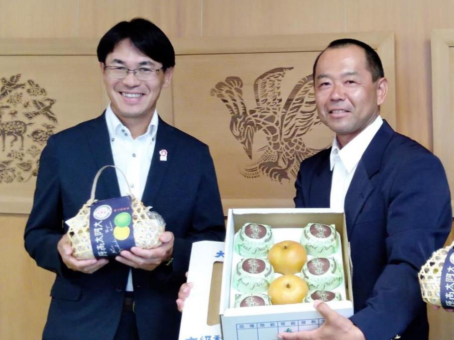 知事と生産者のツーショット