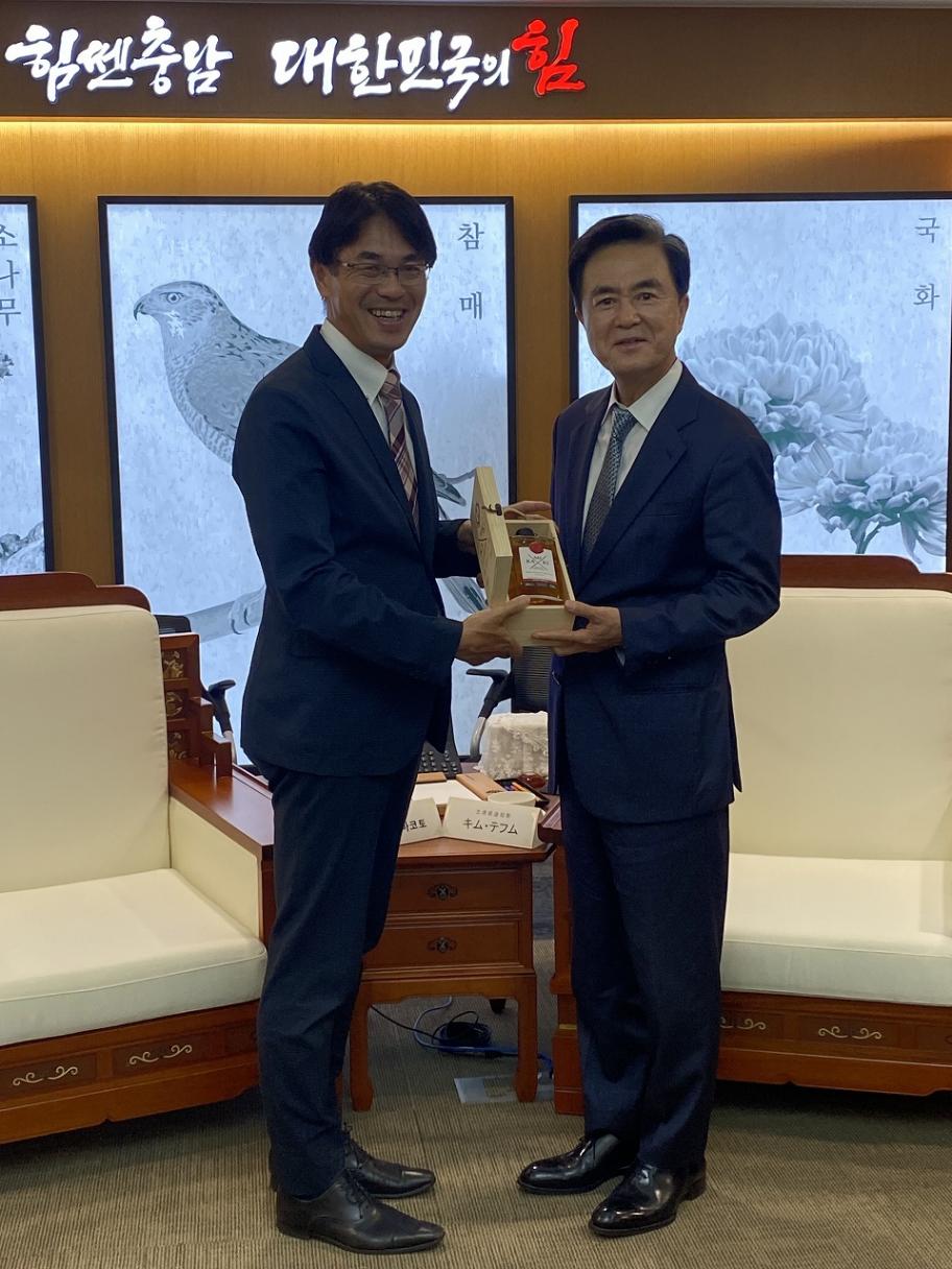 キム・テフム知事と意見交換