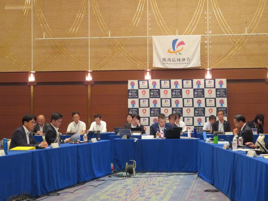 第180回関西広域連合委員会及び令和7年8月関西広域連合議会定例会の様子