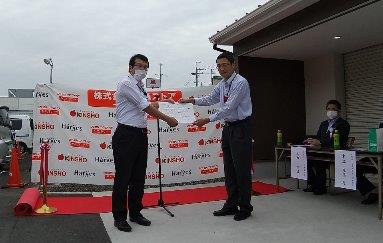 近商ストア白庭台店 登録証交付の様子