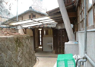 二月堂北側・南側トイレ外観