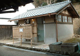 二月堂北側・南側トイレ外観2