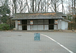 若草山駐車場トイレ外観