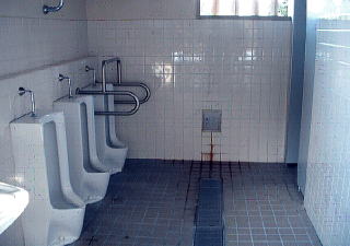 市の井トイレ中1