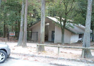 春日大社国宝殿前トイレ外観