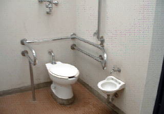 春日大社国宝殿前トイレ中2