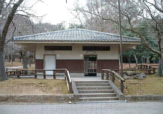 東塔跡トイレ外観