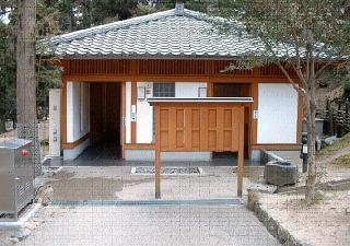 三月堂西階段下トイレ外観