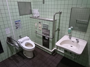 荒池園地トイレ中3