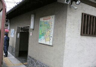 天害門前駐車場トイレ外観