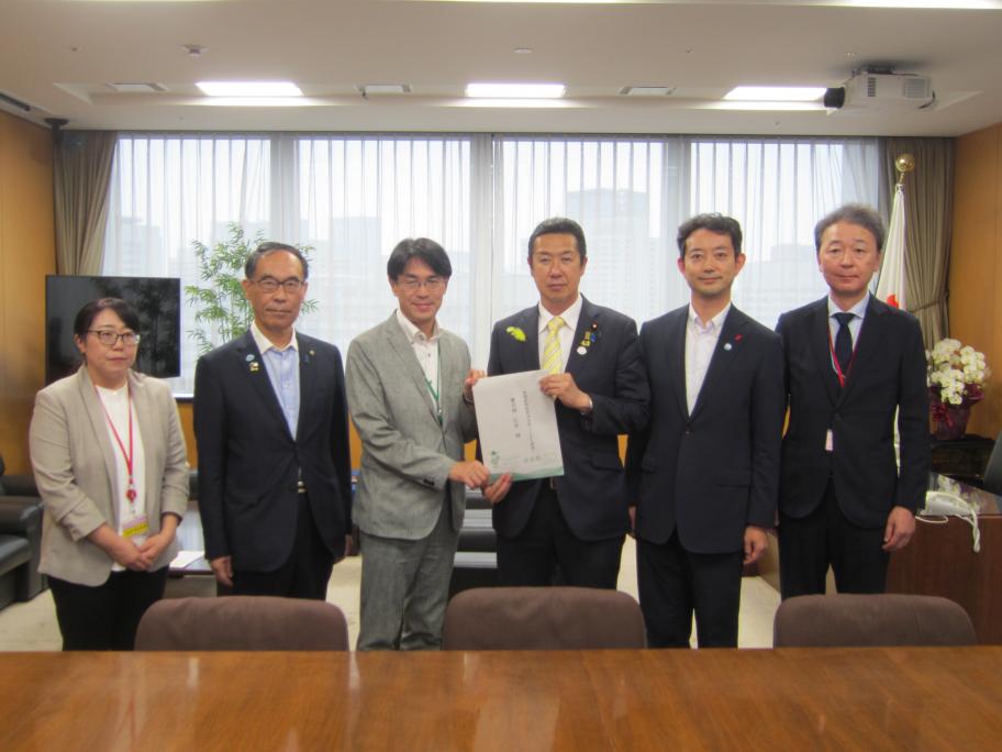 黄川田大臣に要望書を手交