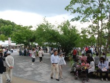 公園館前の賑わい2