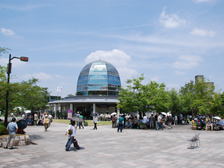 公園館前の様子2