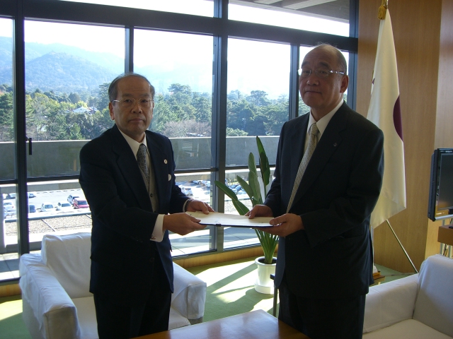 報告書提出の様子