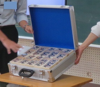 レプリカが入ったジュラルミンケース