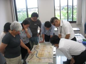 史料を見ている様子