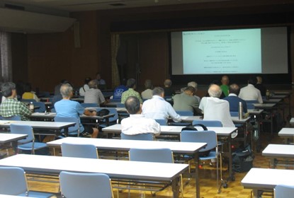 長嶺が講演している様子