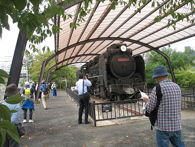 蒸気機関車「D-51」の前にて