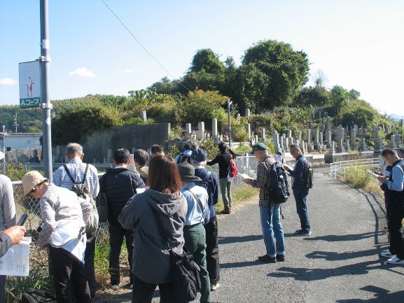 前方後円墳の上に民衆の墓地が形成されている墓山古墳