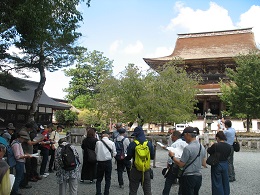 蔵王堂についての説明の様子