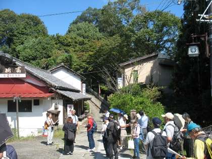 吉水神社坂下での説明