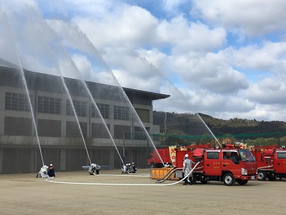 消防車が放水している写真