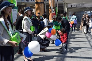 街頭募金の様子1