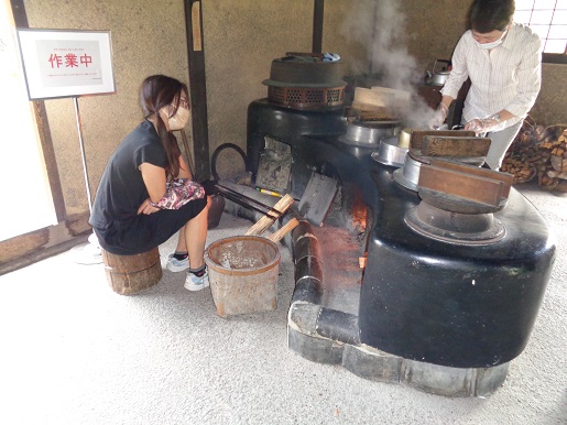 紙ヒコーキを飛ばそう！！竈で沸かしたお湯で番茶をどうぞ。